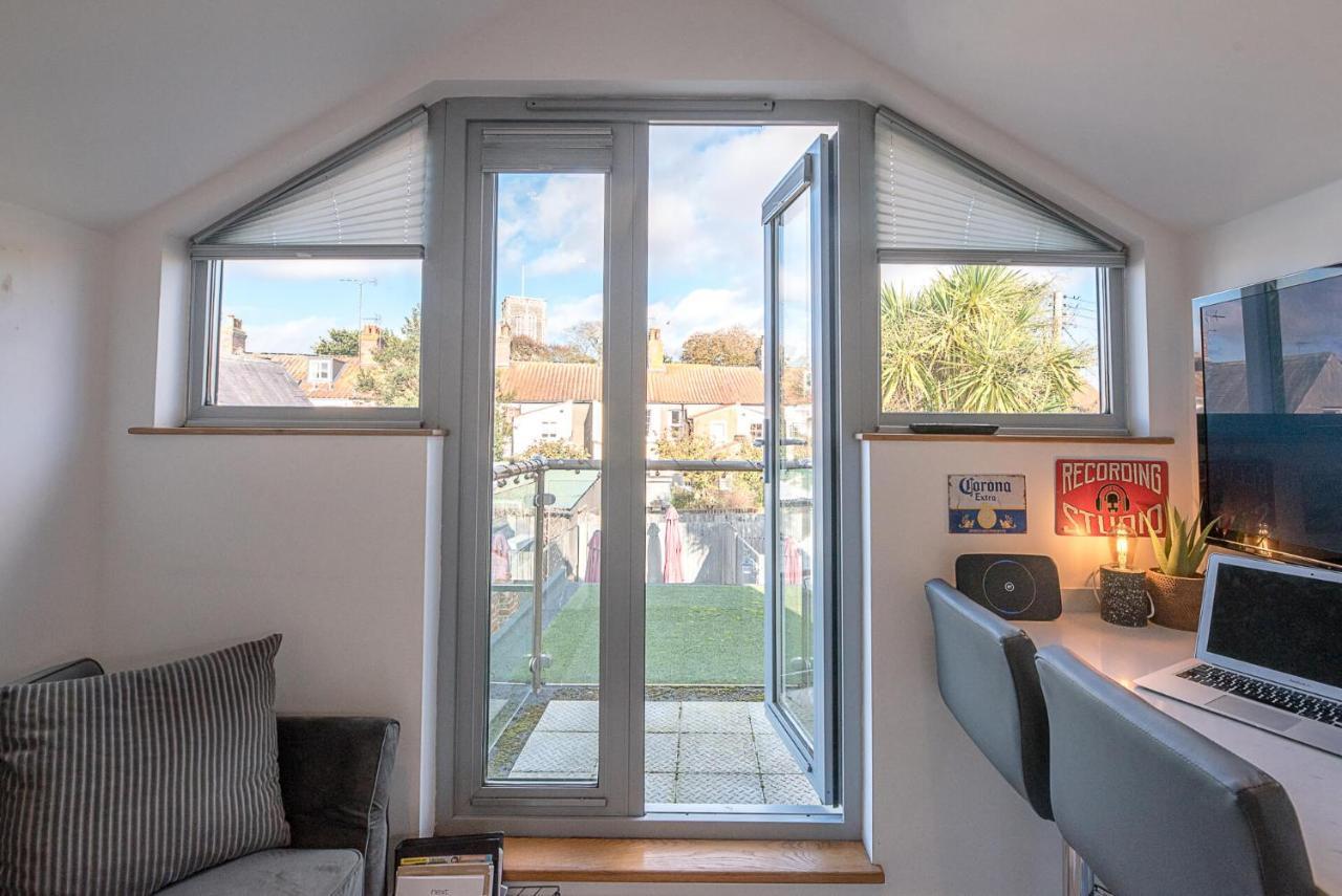 Papillon, - A Modern Flat With Balcony *