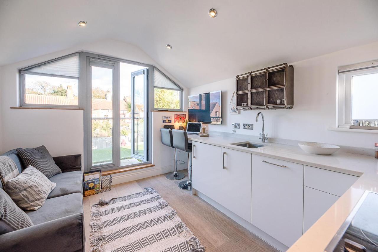 Papillon, - A Modern Flat With Balcony * Саутвёлд