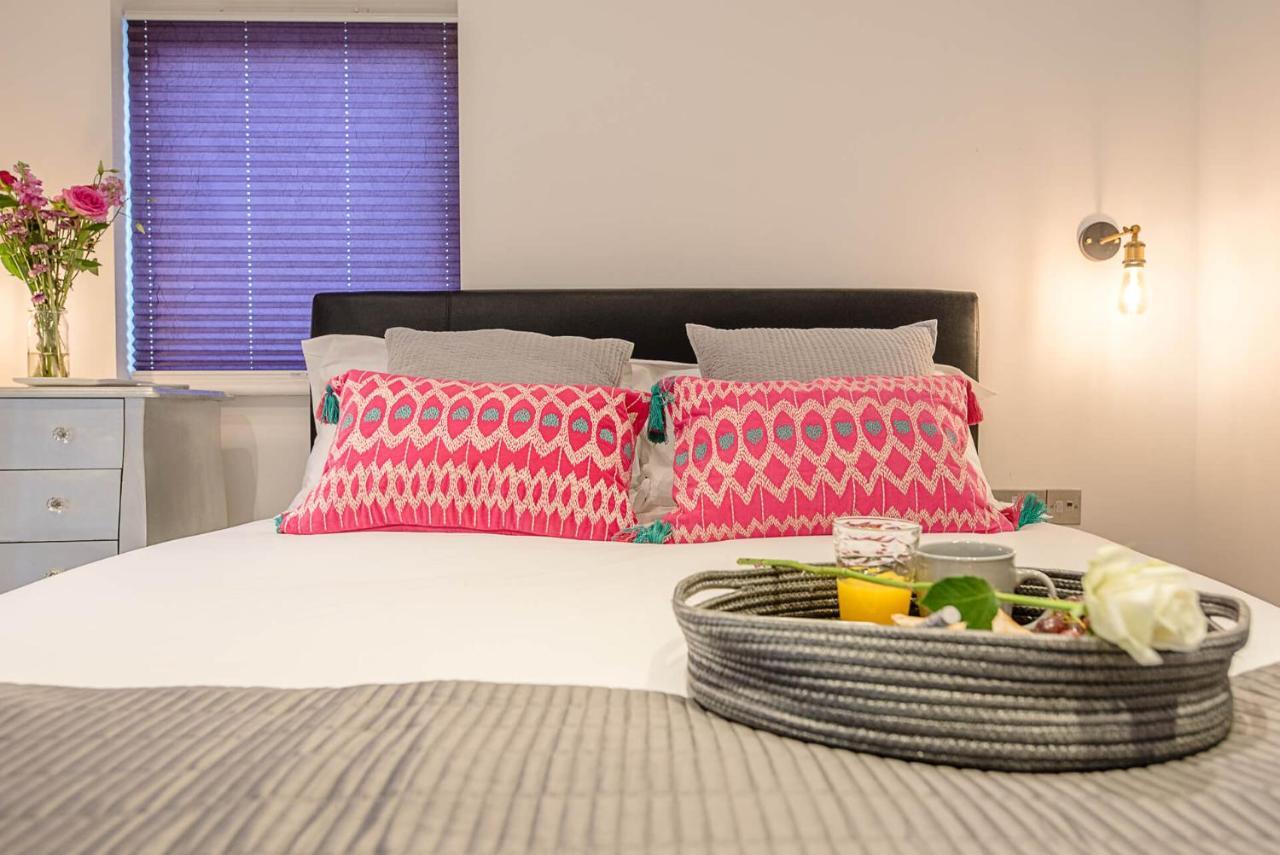 Papillon, - A Modern Flat With Balcony * Саутвёлд